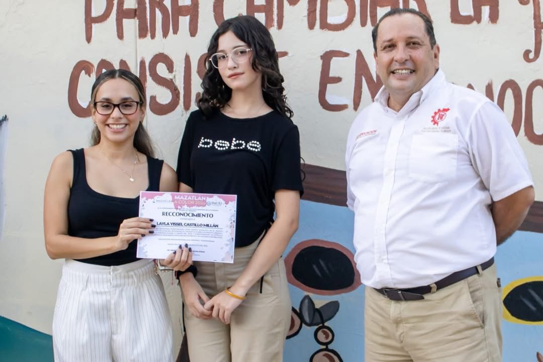 Jóvenes artistas llenan de color el CBTis 051
