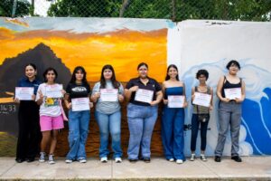 Jóvenes artistas llenan de color el CBTis 051