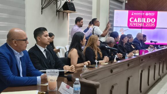 Jóvenes toman el Cabildo de Mazatlán: presentan propuestas y asumen como ediles por un día