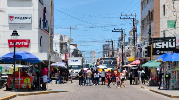 Jubilados bloquean el Centro de Mazatlán, Sinaloa y exigen pago de quinquenios; protesta alcanza calles en medio de arribo de cruceristas