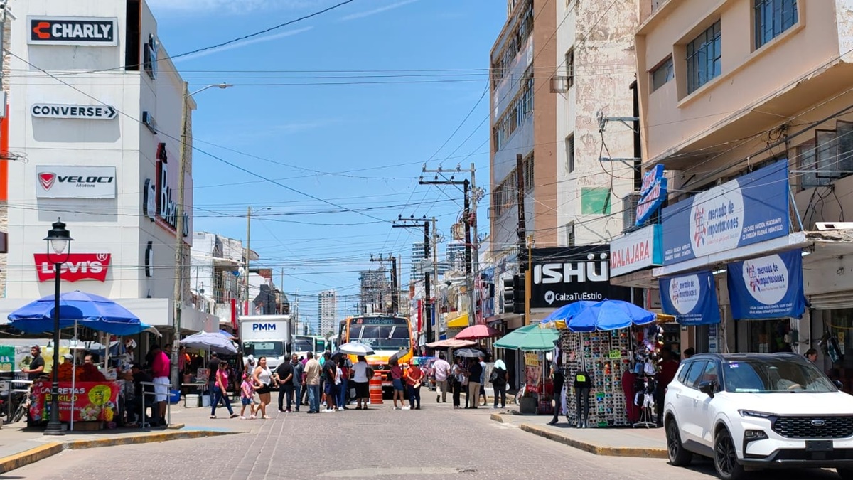 Jubilados bloquean calles del Centro de Mazatlán