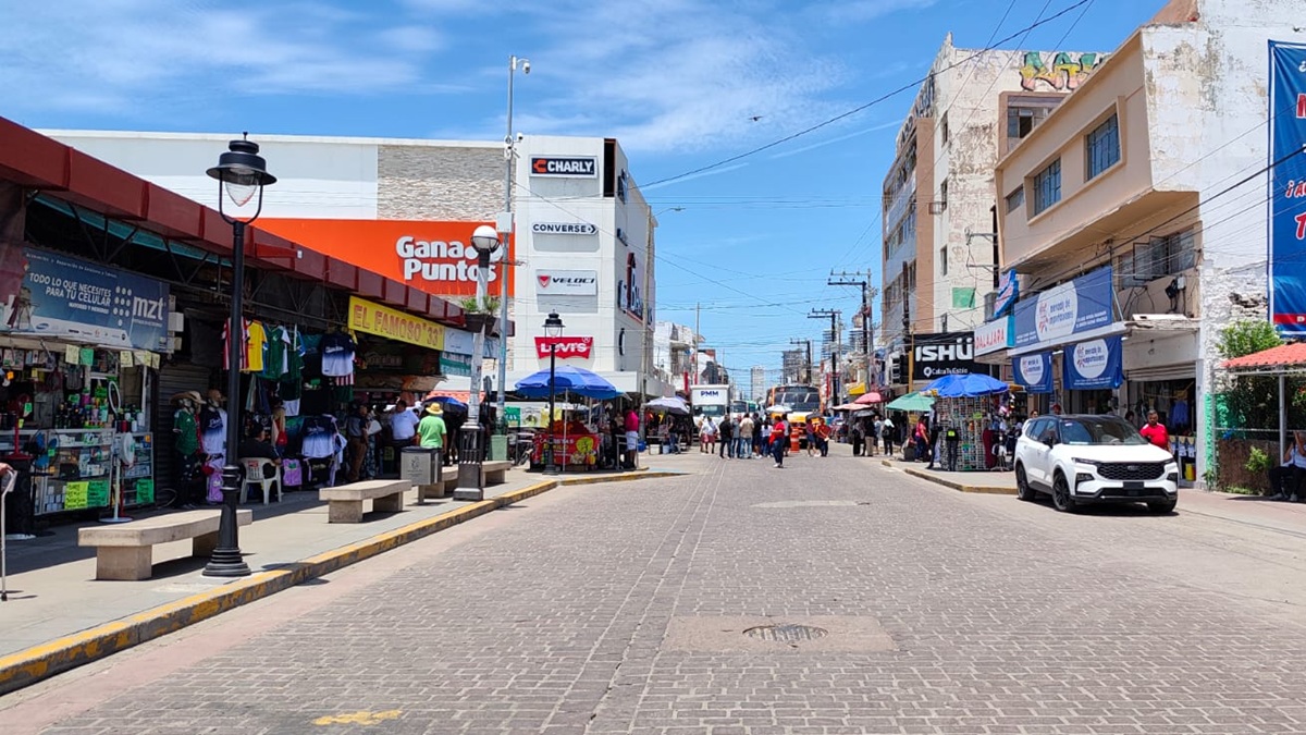 Jubilados bloquean calles del Centro de Mazatlán