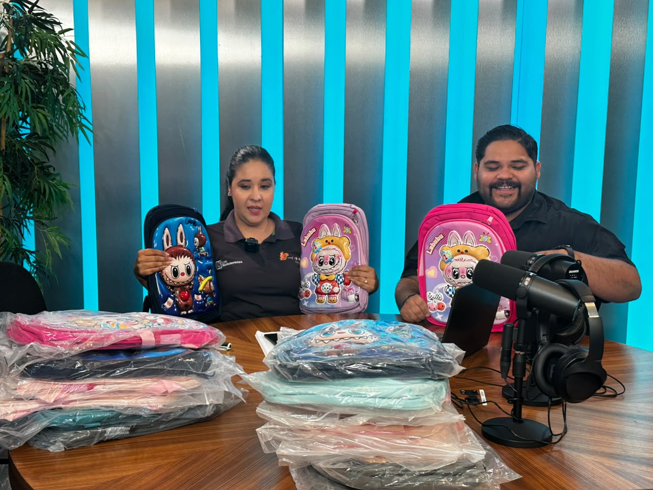 Julio Preciado y Vibra Radio Mazatlán sortean mochilas para el regreso a clases