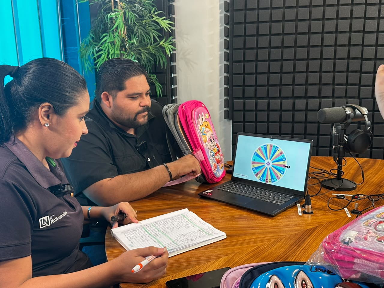 Julio Preciado y Vibra Radio Mazatlán sortean mochilas para el regreso a clases