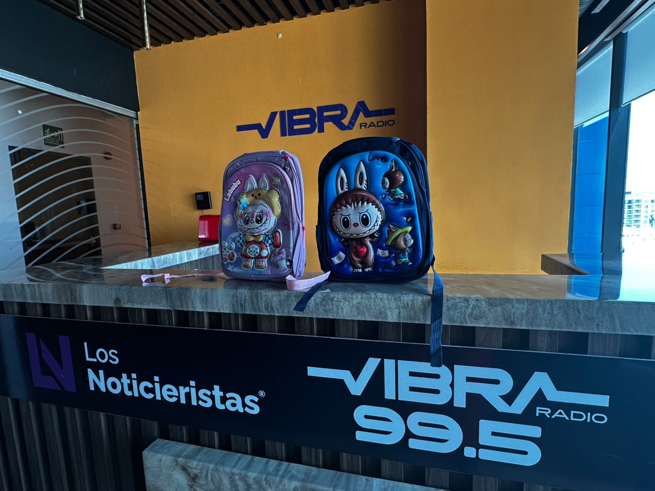 Julio Preciado y Vibra Radio Mazatlán sortean mochilas para el regreso a clases