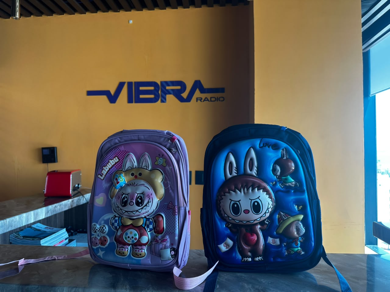 Julio Preciado y Vibra Radio Mazatlán sortean mochilas para el regreso a clases