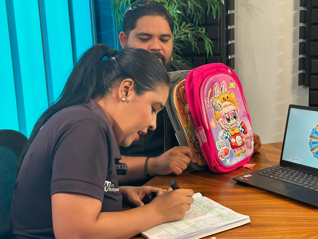 Julio Preciado y Vibra Radio Mazatlán sortean mochilas para el regreso a clases