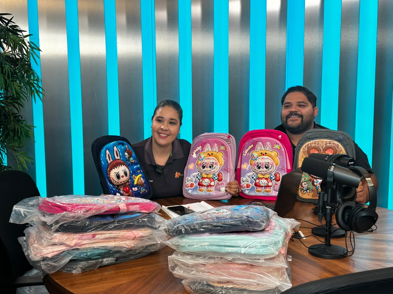 Julio Preciado y Vibra Radio Mazatlán sortean mochilas para el regreso a clases