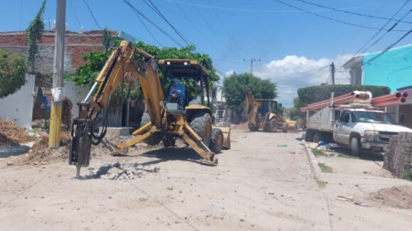Adiós a tuberías viejas; Jumapam renueva el drenaje en dos colonias de Mazatlán, Sinaloa