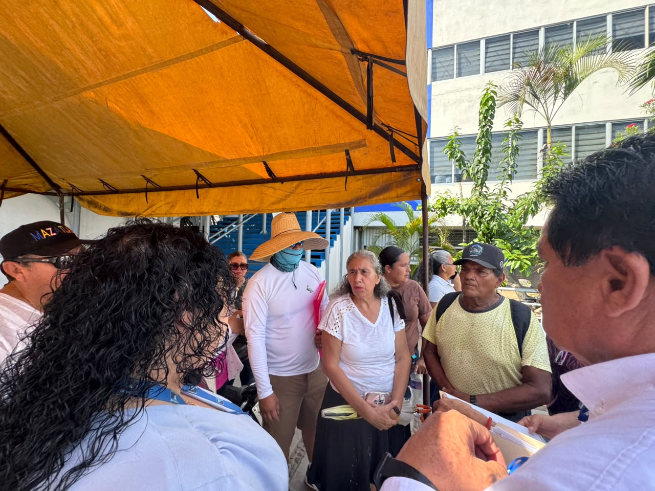 Jumapam se reúne con habitantes de la Isla de la Piedra, en Mazatlán, tras protestas
