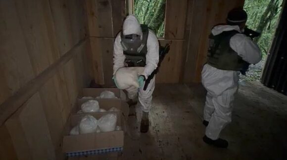 ¡Mil 500 litros y casi 2 mil kilos! Desactivan ‘narcolaboratorio’ de metanfetamina en Zitácuaro, Michoacán