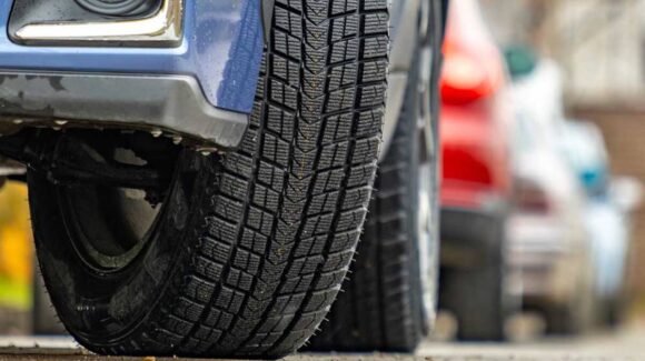 Estacionar con las llantas giradas puede dañar tu coche, advierte mecánico
