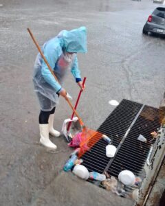 Ayuntamiento pide evitar tirar basura en calles durante lluvias en Mazatlán