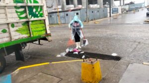 Ayuntamiento pide evitar tirar basura en calles durante lluvias en Mazatlán