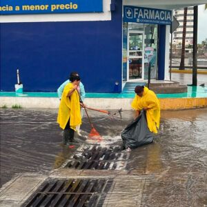 Ayuntamiento pide evitar tirar basura en calles durante lluvias en Mazatlán