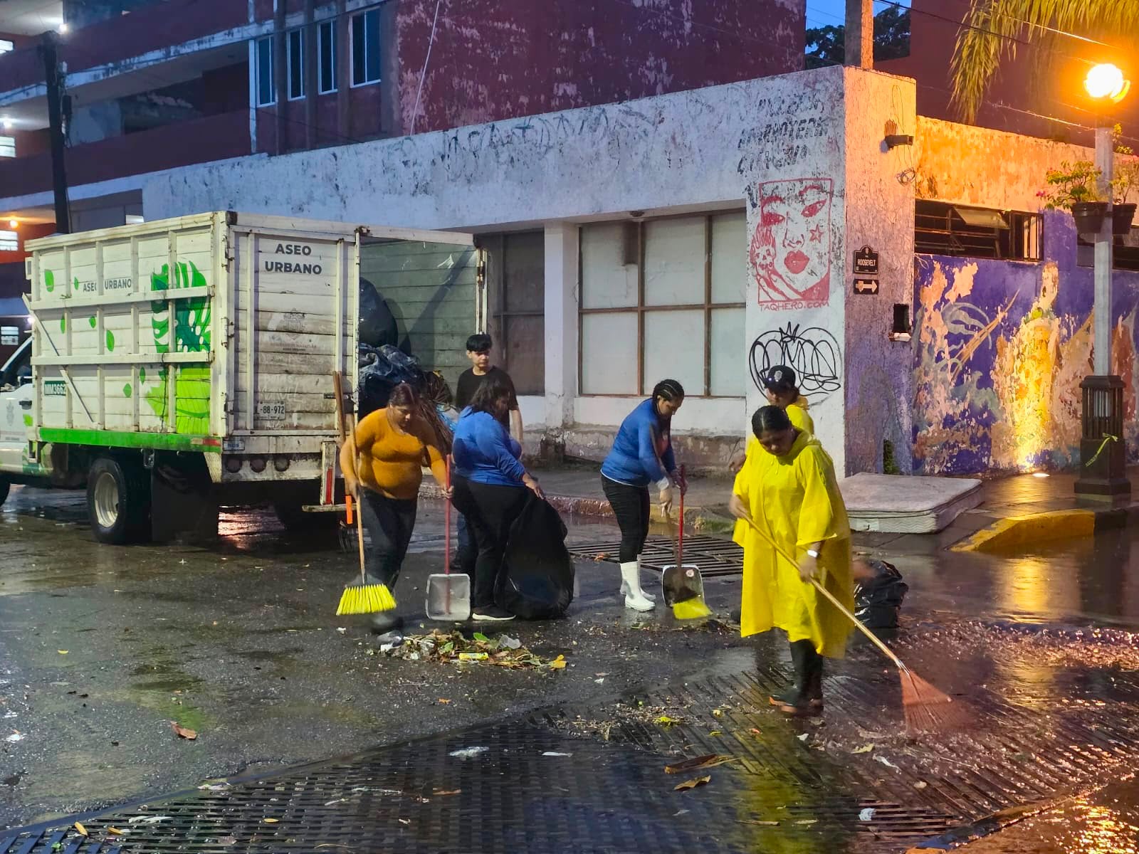 Ayuntamiento pide evitar tirar basura en calles durante lluvias en Mazatlán
