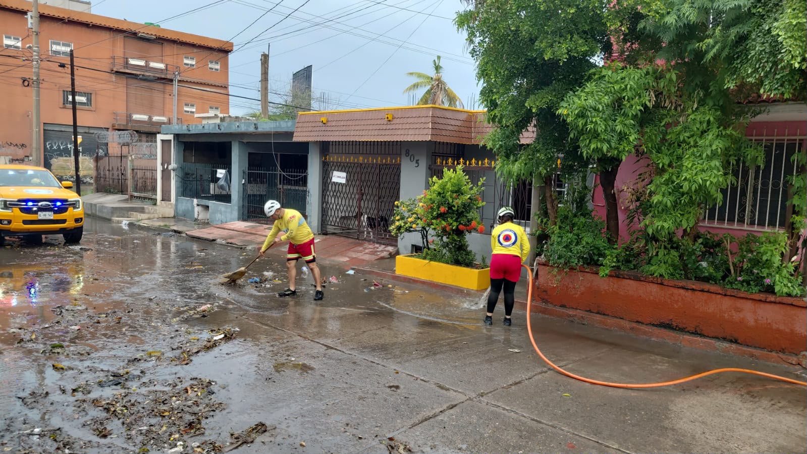Limpian rejillas y ductos pluviales