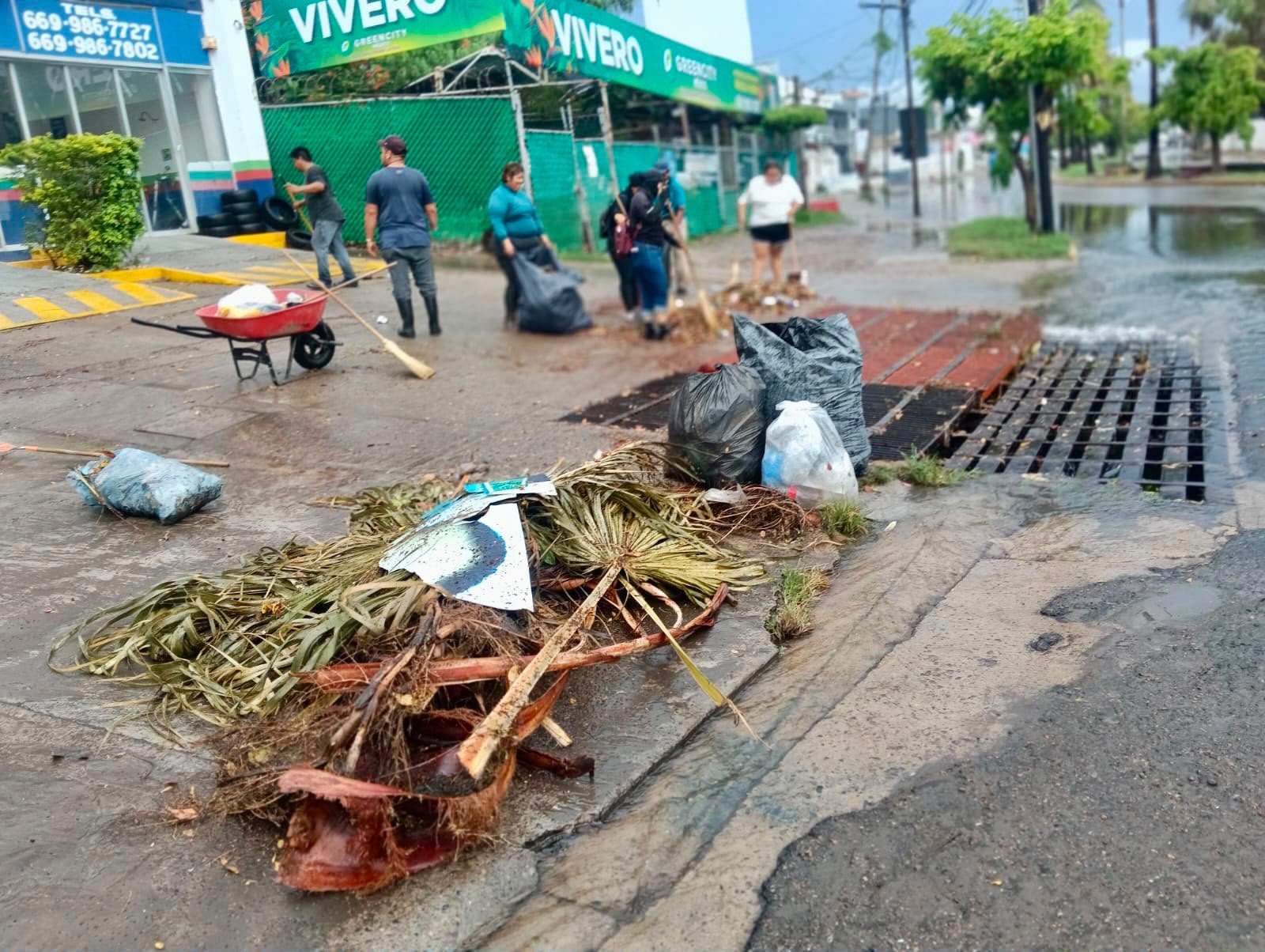 Limpian rejillas y ductos pluviales