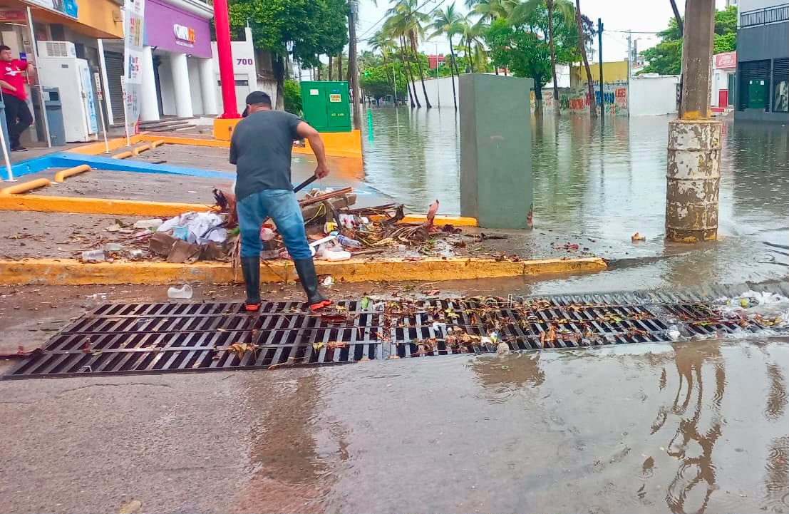 Limpian rejillas y ductos pluviales