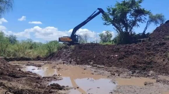 Tras inundaciones en San Marcial, Guasave, Sinaloa, inician limpieza del arroyo Cuatro Vientos