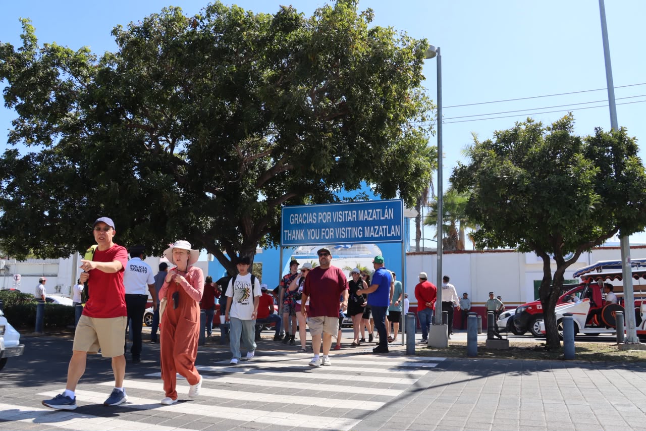 Llegan cruceristas a Mazatlán