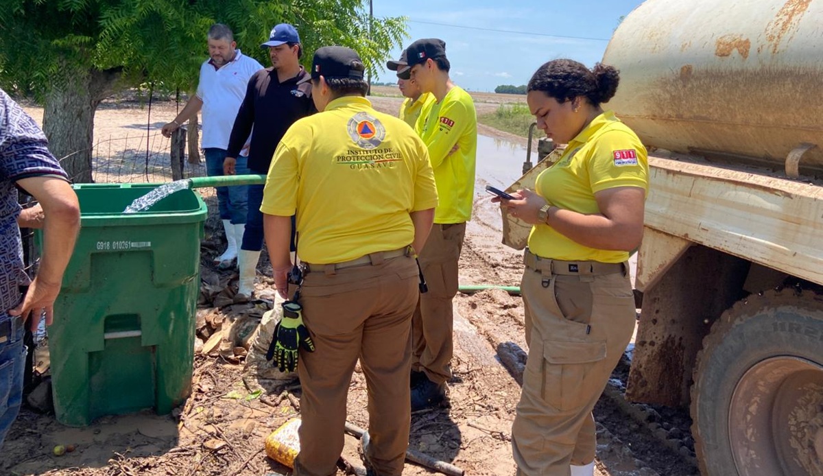Llevan agua potable a Herculano de la Rocha, Guasave, tras inundaciones