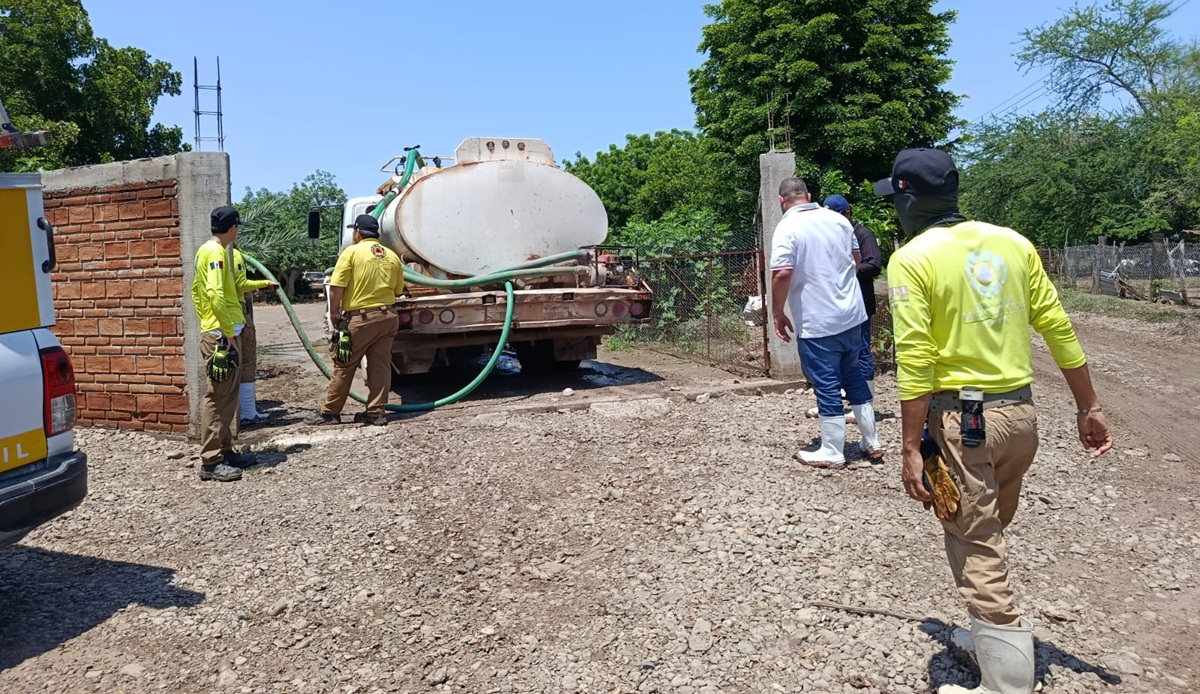 Llevan agua potable a Herculano de la Rocha, Guasave, tras inundaciones