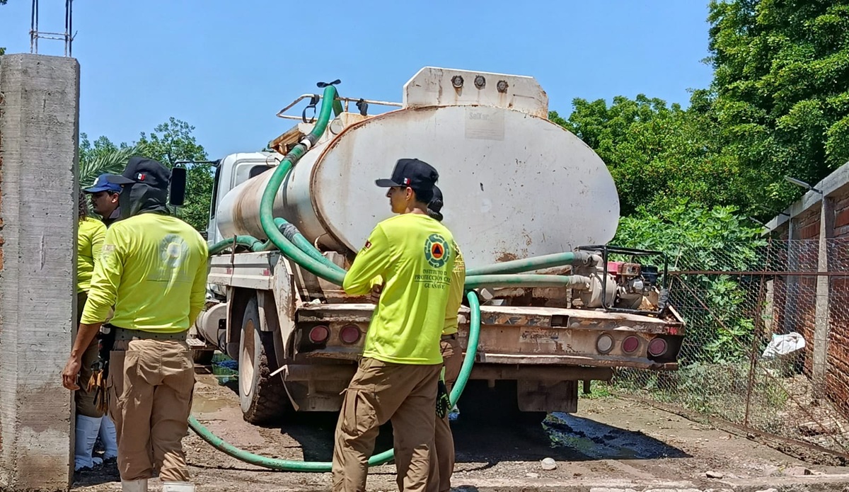 Llevan agua potable a Herculano de la Rocha, Guasave, tras inundaciones