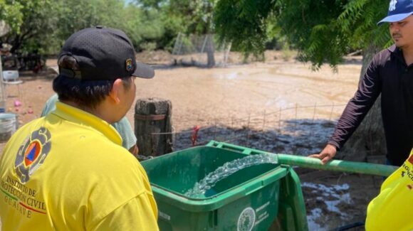 Evalúan daños en Herculano de la Rocha, en Guasave, Sinaloa, tras inundación; apoyan a familias con agua para limpieza