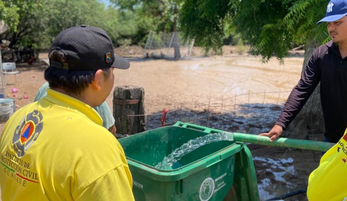 Llevan agua potable a Herculano de la Rocha, Guasave, tras inundaciones