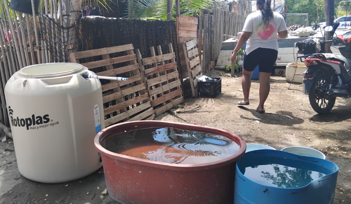 Llevan agua potable en pipas a vecinos de la Isla de la Piedra, en Mazatlán