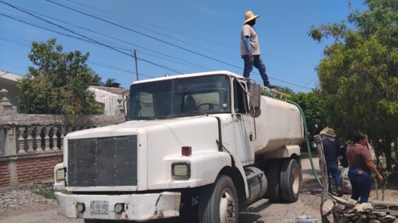 Lleva Jumapam agua en pipas a más de 100 viviendas de la Isla de la Piedra en Mazatlán, Sinaloa