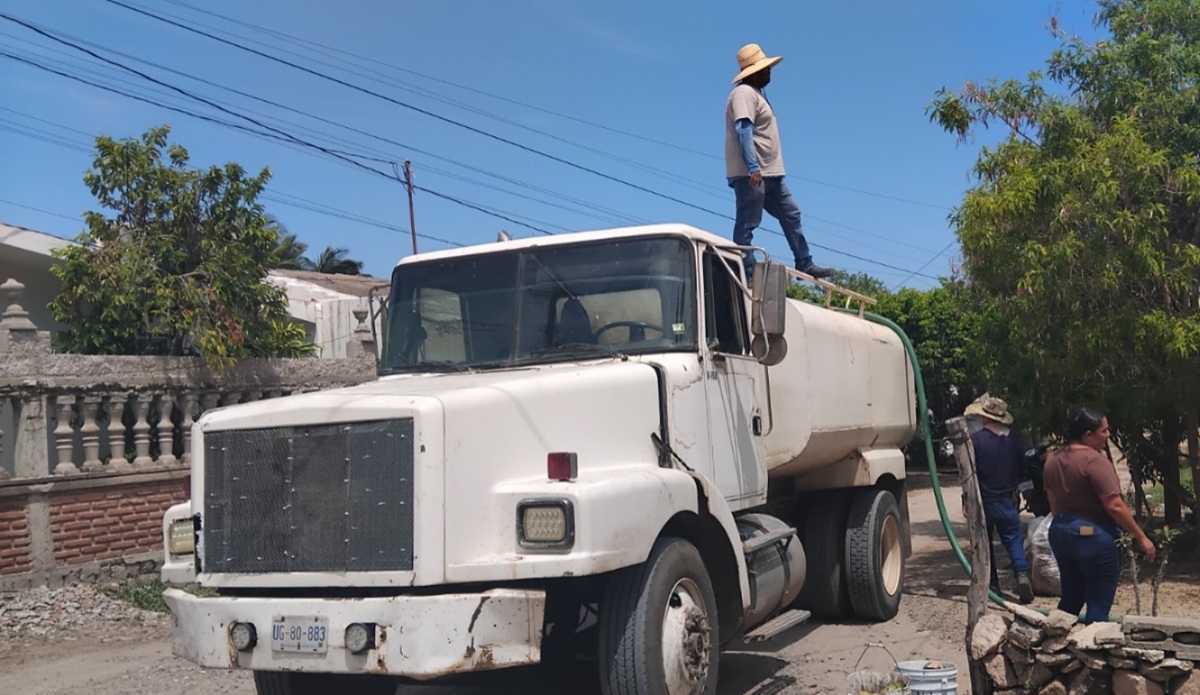 Llevan agua potable en pipas a vecinos de la Isla de la Piedra, en Mazatlán