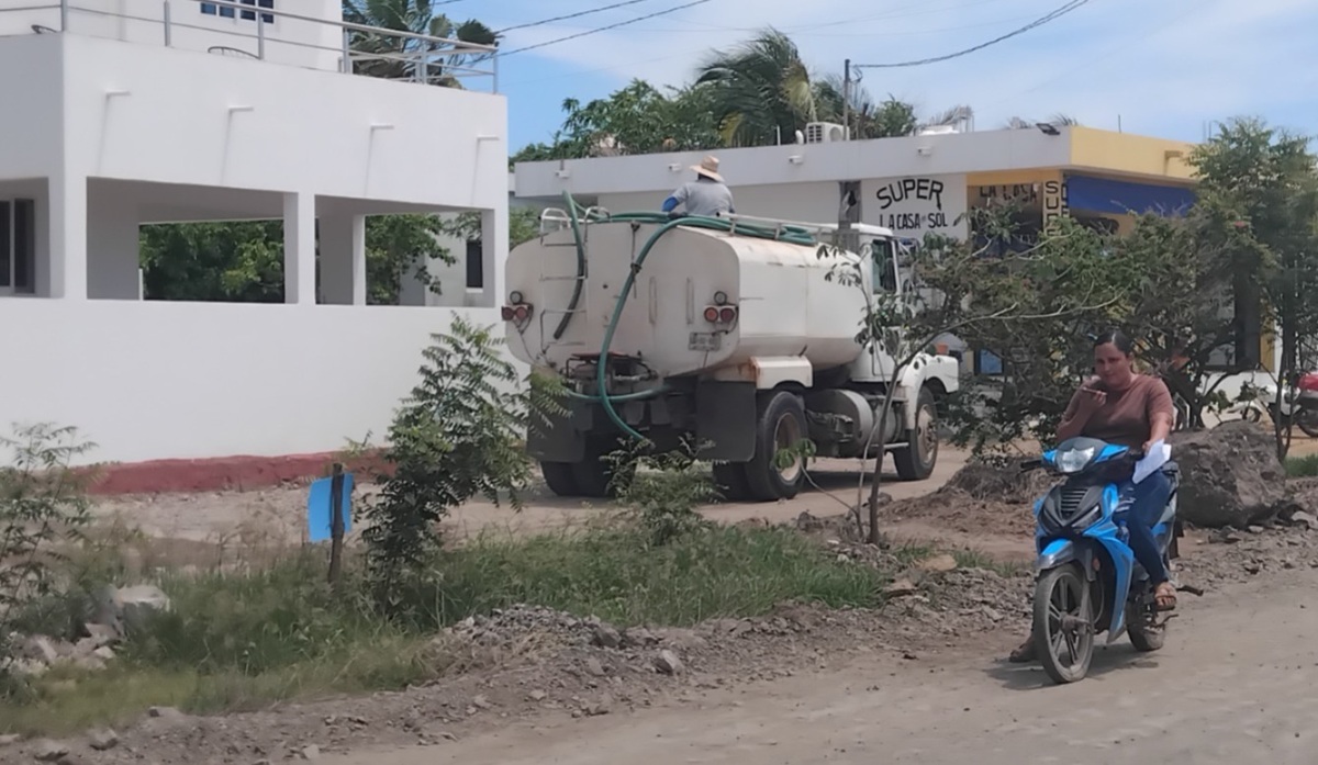 Llevan agua potable en pipas a vecinos de la Isla de la Piedra, en Mazatlán