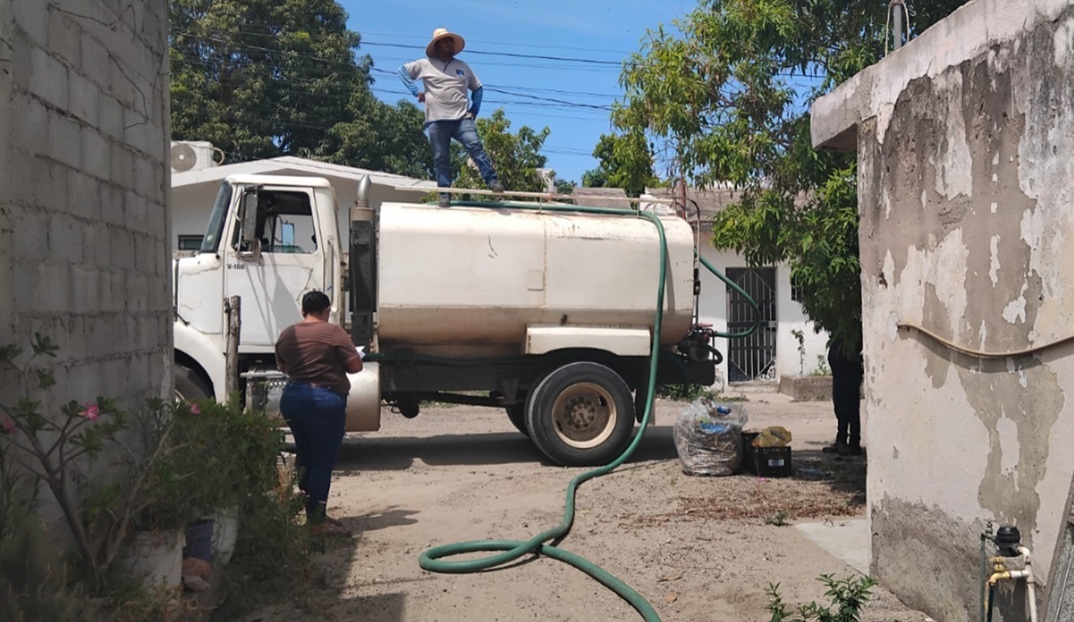 Llevan agua potable en pipas a vecinos de la Isla de la Piedra, en Mazatlán