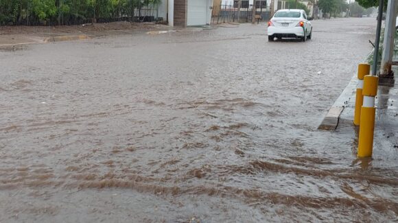 Fuerte lluvia sorprende a Guamúchil y genera gran acumulación de agua en sus calles