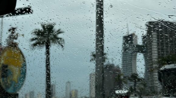 ¡Se cumple el pronóstico! Fuerte aguacero sorprende a Mazatlán, Sinaloa desde la madrugada de este sábado