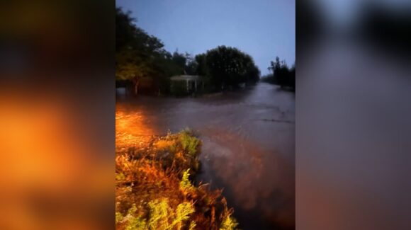 Tormenta de más de 100 milímetros azota Genaro Estrada, Sinaloa; reportan agua dentro de viviendas