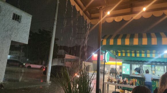 Se abre el cielo en Guasave, Sinaloa, y la lluvia sorprende a la ciudad la tarde de este viernes
