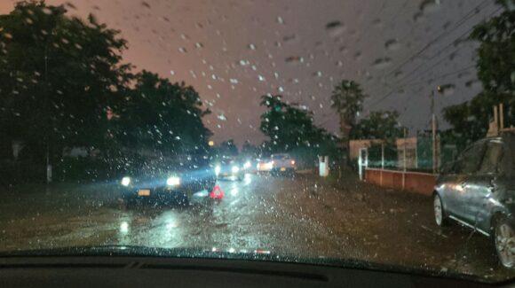 Lluvia y viento refrescan la tarde de este miércoles en Guasave, Sinaloa