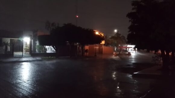 De lluvia tranquila a aguacero: se intensifican las precipitaciones en Guasave, Sinaloa, durante la noche