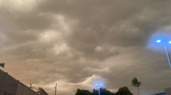 Lluvia refresca Guasave, Sinaloa, tras cielo anaranjado y fuertes vientos; llaman a extremar precauciones