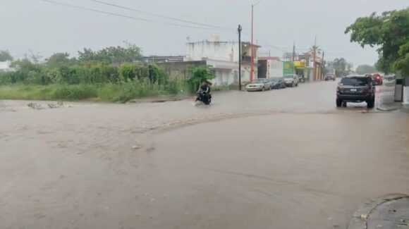 Tremendo aguacero provoca fuertes encharcamientos en Salvador Alvarado, Sinaloa