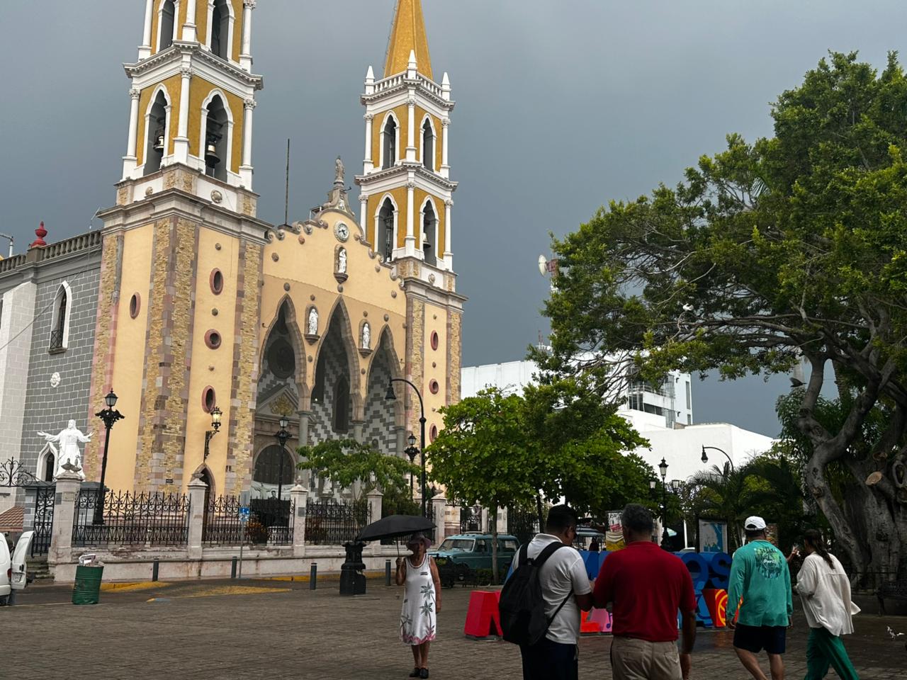 Lluvia no detiene a turistas en Mazatlán