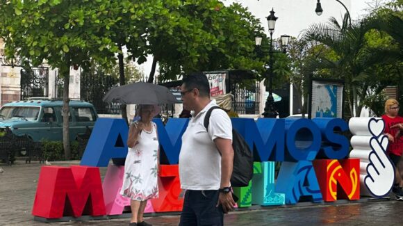 Lluvia refresca Mazatlán, Sinaloa, pero no frena a turistas en el último fin de semana de vacaciones
