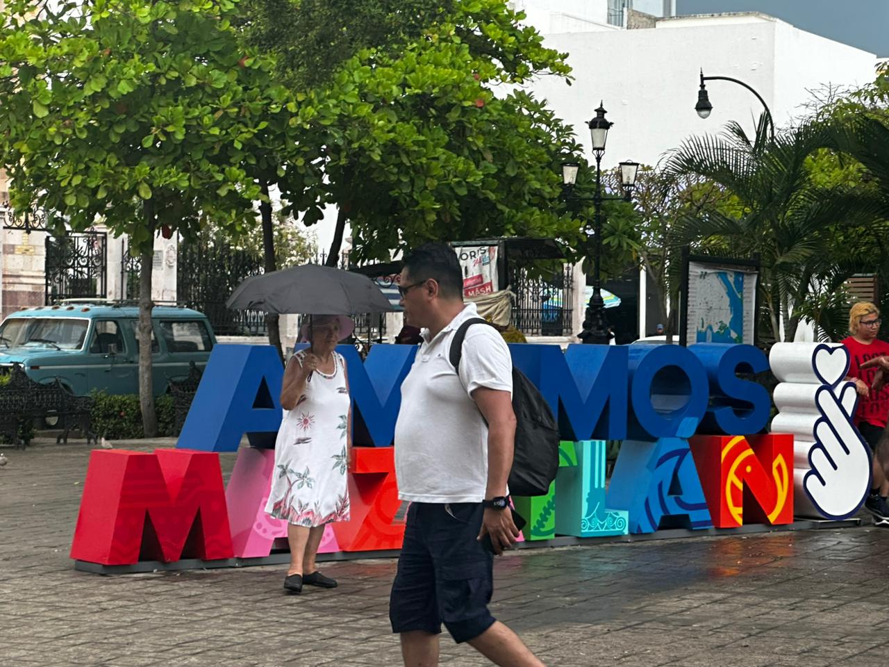 Lluvia no detiene a turistas en Mazatlán