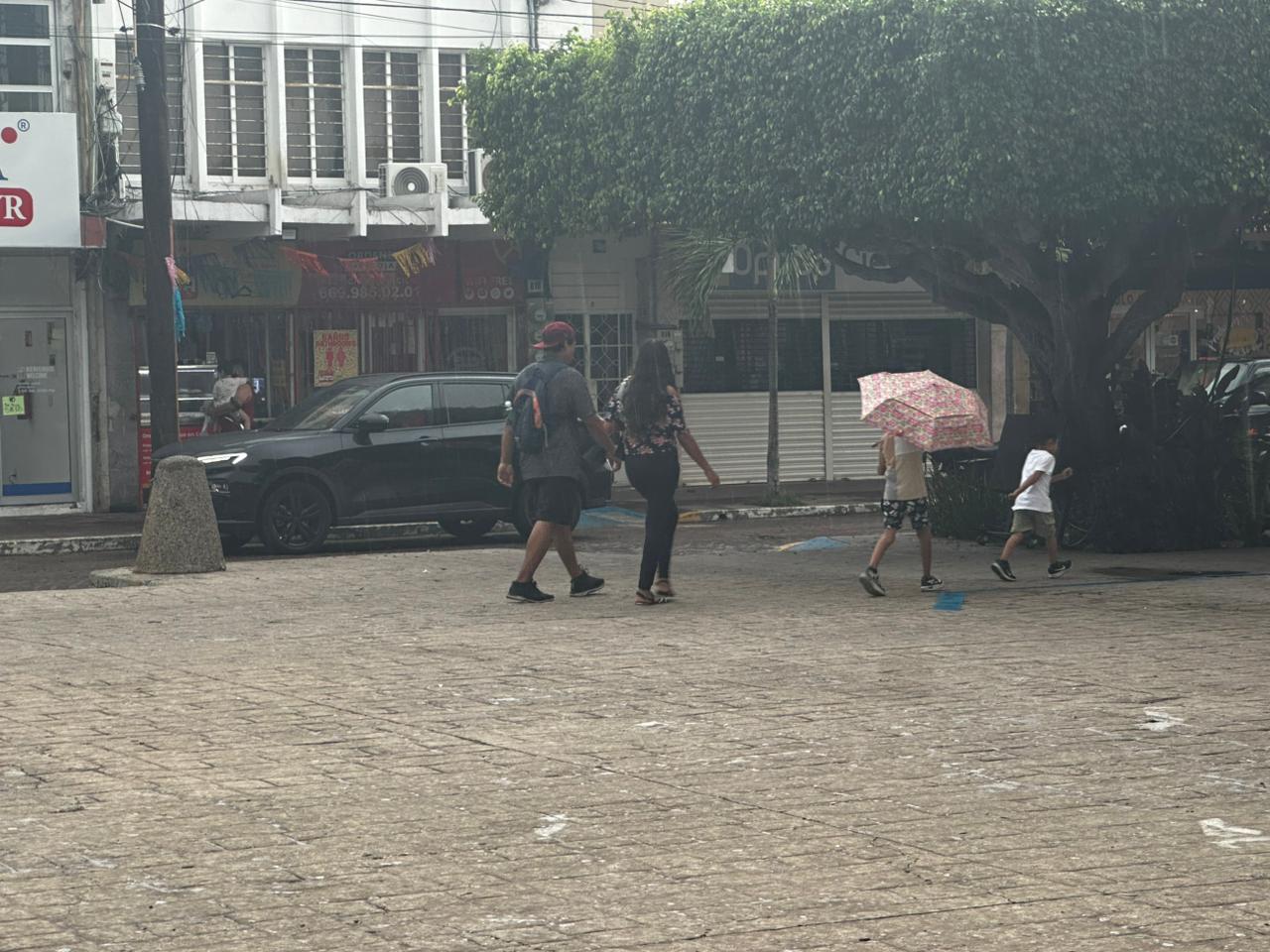 Lluvia no detiene a turistas en Mazatlán