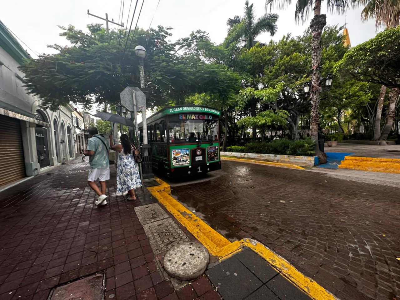 Lluvia no detiene a turistas en Mazatlán