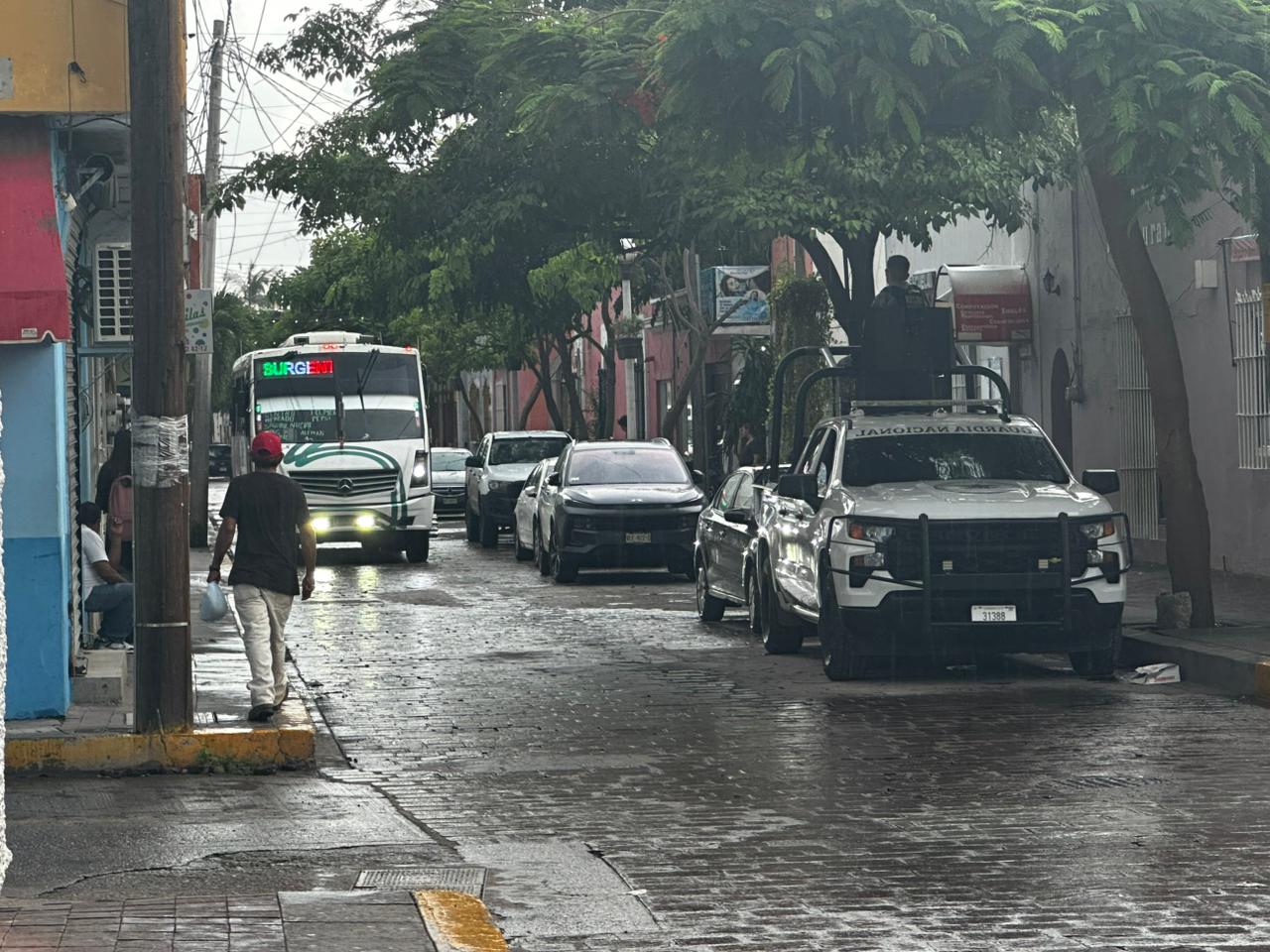 Lluvia no detiene a turistas en Mazatlán