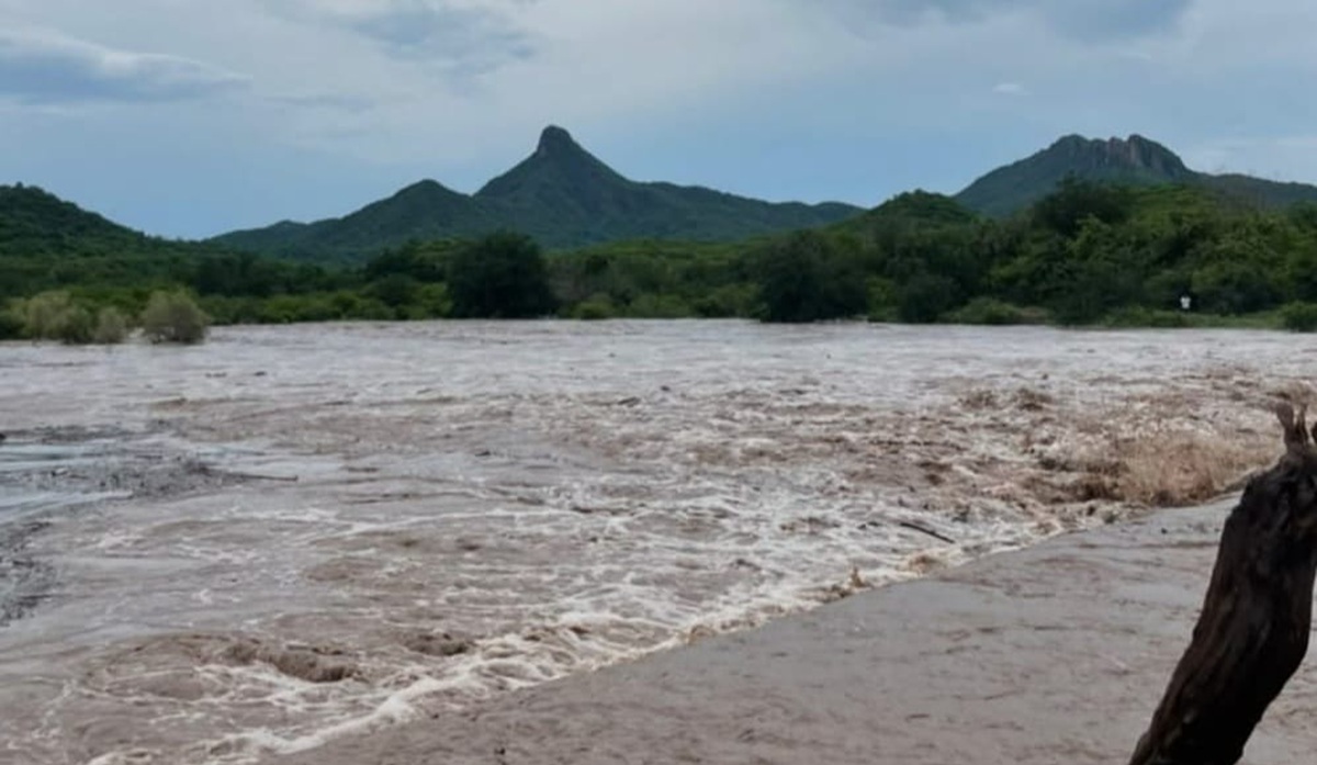 Lluvias aumentan caudal de arroyo San Benito, en Mocorito